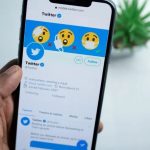 Screenshot showing a Twitter profile being viewed without logging in, illustrating anonymous browsing